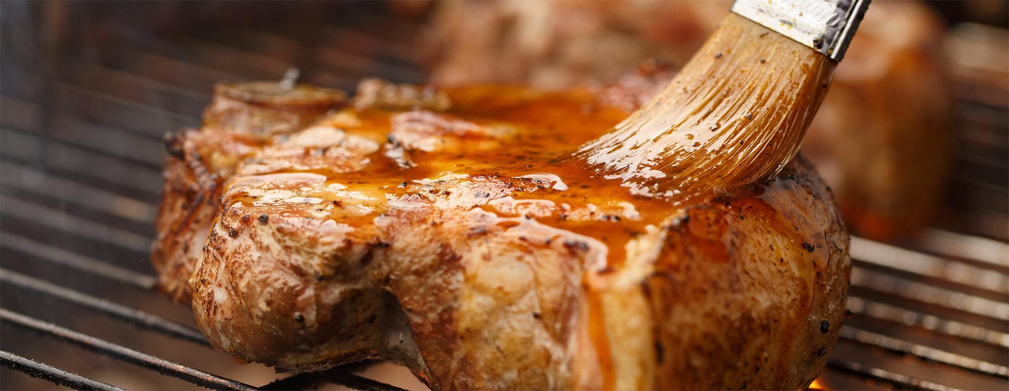 Cómo asar chuletas de cerdo Kingsford Espanol