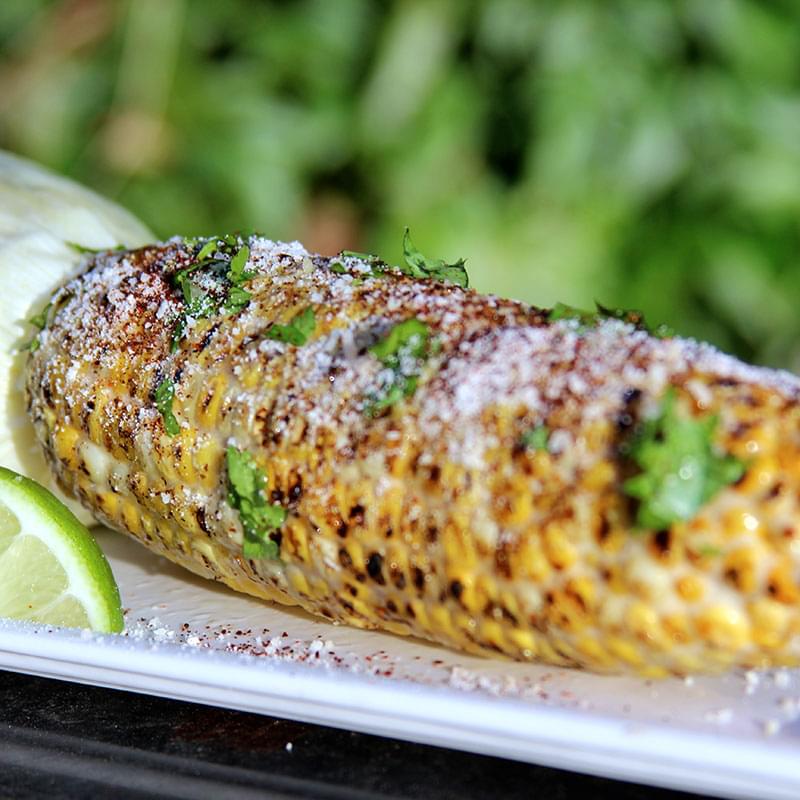 Elote (maíz) asado al estilo de las calles mexicanas | Kingsford Espanol